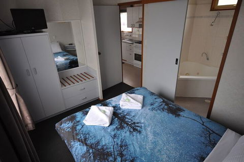 Dylene Caravan Park - 2 Br Family Cabin With Air - Accommodation Australia 6
