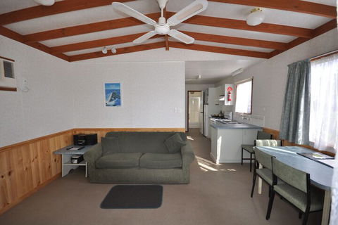 Dylene Caravan Park - 2 Br Family Cabin With Air - Accommodation Australia 4