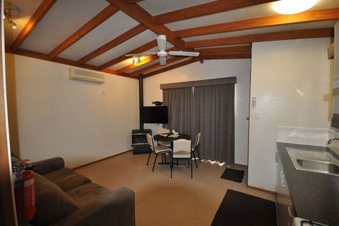 Dylene Caravan Park - 2 Br Family Cabin With Air - Accommodation Australia 7