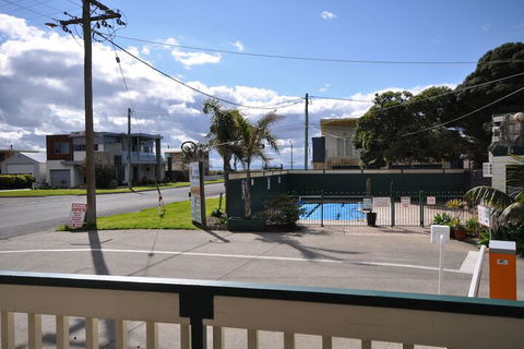 Dylene Caravan Park - 2 Br Family Cabin With Air - Accommodation Australia 3