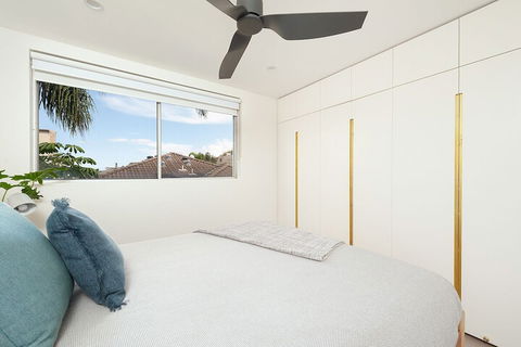Surf Side Oasis With Balcony Near Beach - Accommodation Newcastle 4