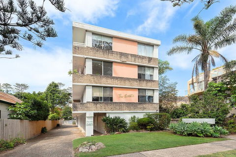 Surf Side Oasis With Balcony Near Beach - Accommodation Newcastle 1