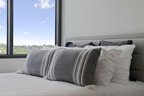 New Contemporary Apartment Near Macquarie Centre - Holiday Melbourne 1