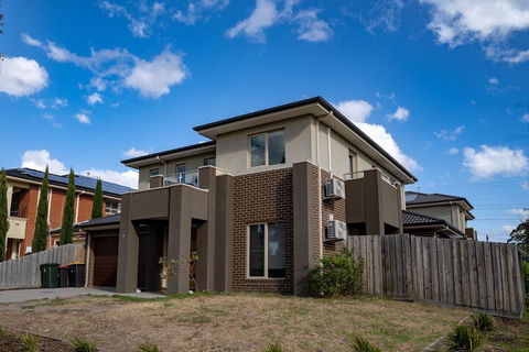AUJOY 4 Bed Townhouse Glen Waverley - Holiday Jervis Bay 1