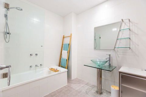 Hotham, 2BDR North Melbourne Apartment - Northern Rivers Accommodation 7