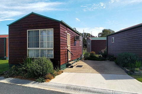 Holbrook Motor Village - Lightning Ridge Tourism 3