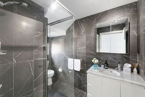 Darling Harbour Penthouse Views & Hot Tub - Accommodation Find 2