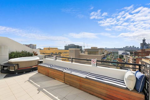Darling Harbour Penthouse Views & Hot Tub - Accommodation Find 1