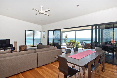 Blue Crab Beach House - Surfers Gold Coast 6