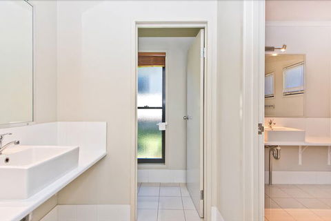 Blue Crab Beach House - Surfers Gold Coast 4