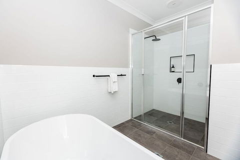 Best Central Wagga Townhouse - Northern Rivers Accommodation 7