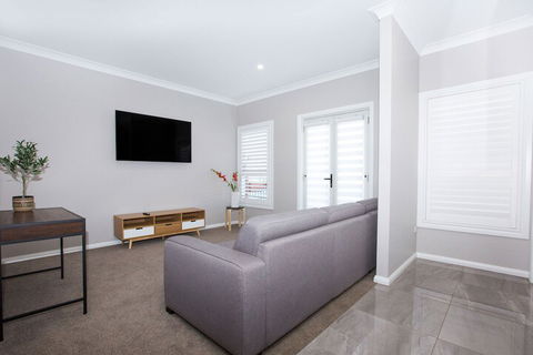 Best Central Wagga Townhouse - Northern Rivers Accommodation 1