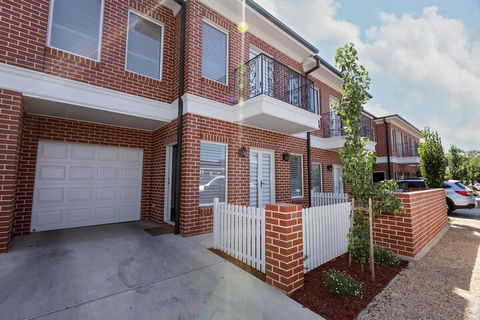 Best Central Wagga Townhouse - Northern Rivers Accommodation 2
