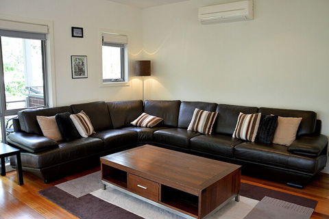 The Track Beautiful Townhouse In Bright - Accommodation Perth 3