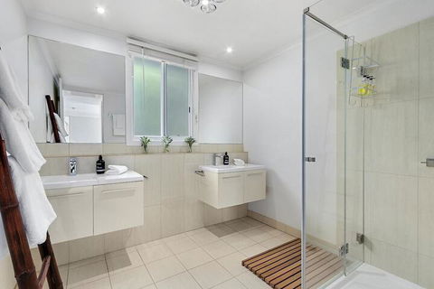 Hidden Bay - 5 BR Luxury Waterfront - Brisbane Tourism 7