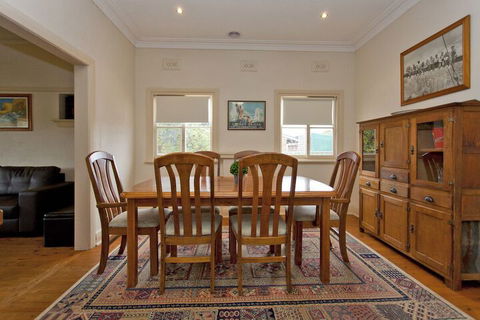 Red Brick Beauty - Central Cottage - Accommodation Gold Coast 5
