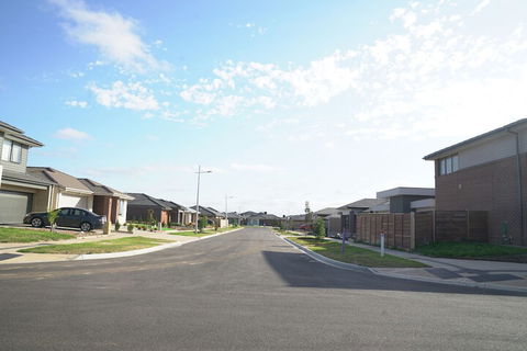 Brand New 4 Bedrooms House - Holiday Melbourne 1