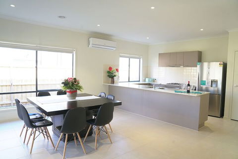 Brand New 4 Bedrooms House - Holiday Melbourne 4