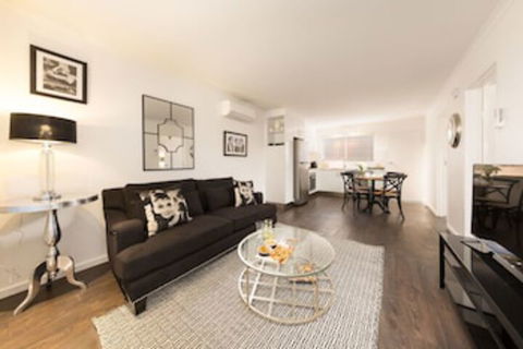 The Manhattan Central & Sophisticated - Accommodation Find 0