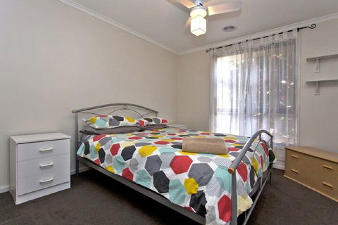 Serenity Size & Seclusion - Lightning Ridge Tourism 1