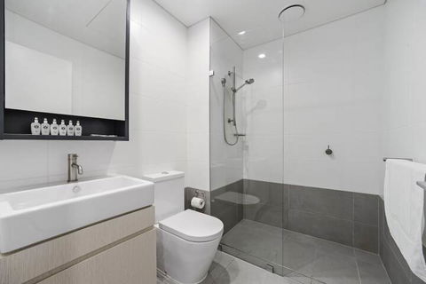 HomeHotel Walking Distance To Train & Westfield - Northern Rivers Accommodation 1