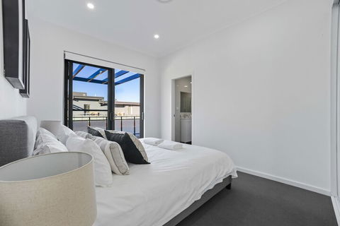 HomeHotel New & Spacious 3 Bedroom Penthouse - Accommodation Newcastle 3