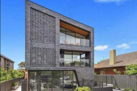106 Modern Prestige 3 Storey New Establishment - Accommodation Brisbane 1