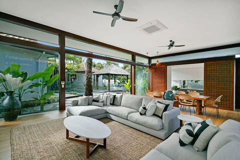 ESPRIT 2 PALM COVE BRAND NEW - Lightning Ridge Tourism 4