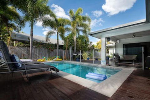 Beach Bliss Queen Bed BBQ Pool Netflix - Accommodation Newcastle 0