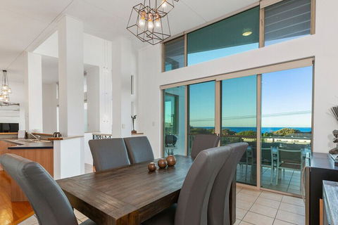 EXCLUSIVE OCEAN VIEW PENTHOUSE On MARINE PARADE - VIC Tourism 4