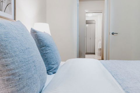 Absolute Riverfront One Bedroom Apartment - Accommodation Newcastle 4