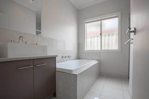 72 Officer - Accommodation Redcliffe 5