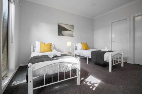 72 Officer - Accommodation Redcliffe 3