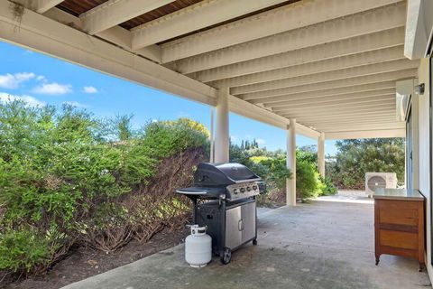 22 Broadbeach Drive - Accommodation Newcastle 1