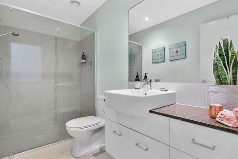 COASTAL CHIC At CASUARINA - Accommodation Airlie Beach 7