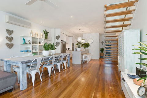 COASTAL CHIC At CASUARINA - Accommodation Airlie Beach 2