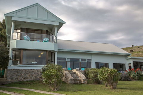 King Of North Bay 103 Gold Coast Drive - Accommodation Directory 1