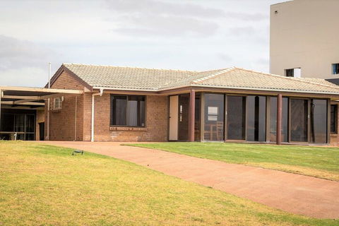 Gold Coast Views 10 Gold Coast Drive - Wagga Wagga Accommodation 1