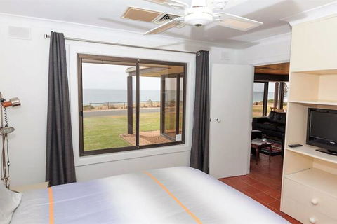 Gold Coast Views 10 Gold Coast Drive - Wagga Wagga Accommodation 7