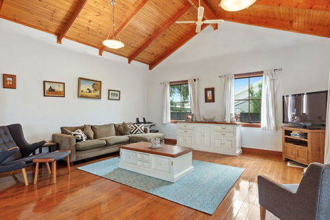 The Log Cabin 47 Jetty Road - Accommodation Directory 3