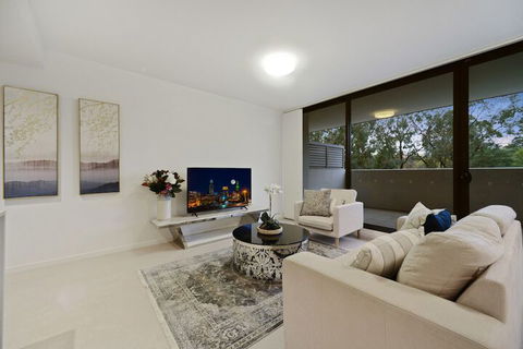 HomeHotel Spacious Luxury Apt Next To Shopping - Accommodation Find 1