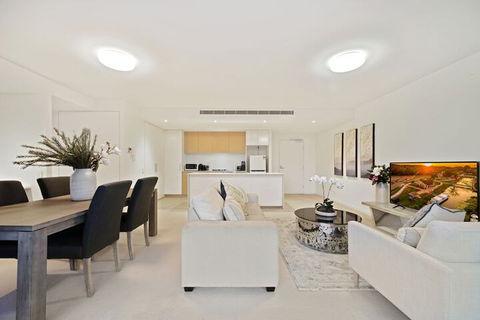 HomeHotel Spacious Luxury Apt Next To Shopping - Accommodation Find 3