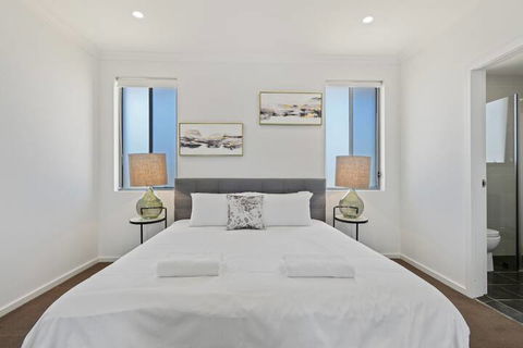 HomeHotel Luxurious 3 Bedrooms - Kingaroy Accommodation 2