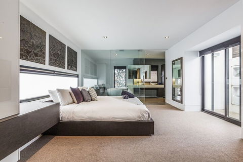 Luxury Designer Townhouse Parking - Accommodation Find 1