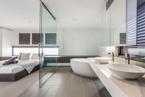 Luxury Designer Townhouse Parking - Accommodation Find 6