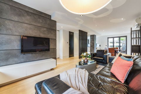 Luxury Designer Townhouse Parking - Accommodation Find 7