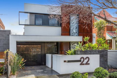 Luxury Designer Townhouse Parking - Accommodation Find 0