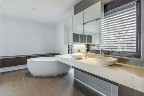 Luxury Designer Townhouse Parking - Accommodation Find 4