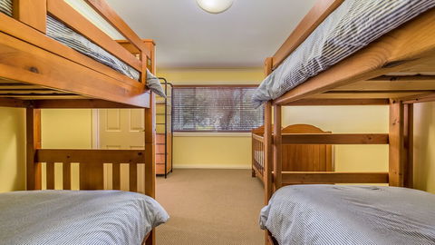 Loch Retreat 550m TO Town - Victoria Tourism 1