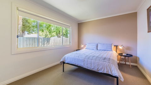 Loch Retreat 550m TO Town - Victoria Tourism 4